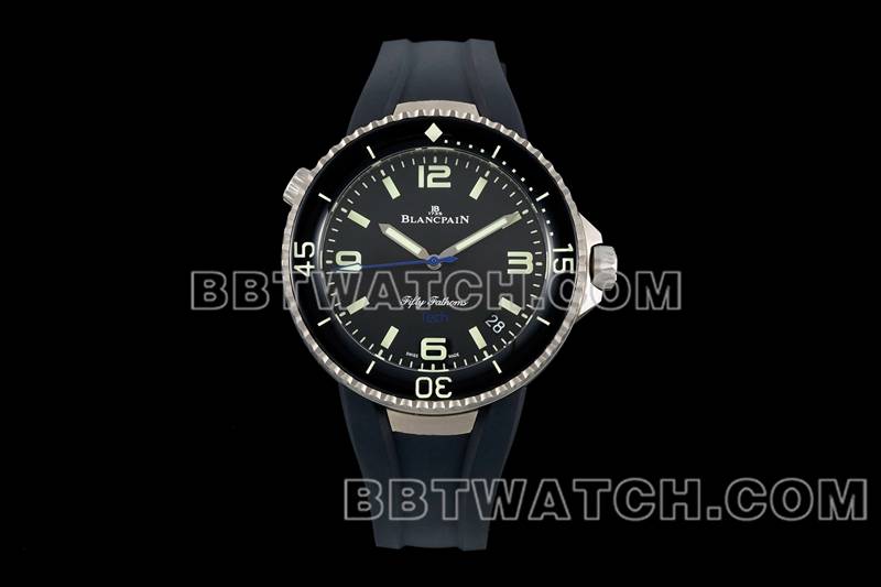 宝珀超级克隆手表五十噚黑盘蓝针钛金属机械黑色橡胶款正面实拍图