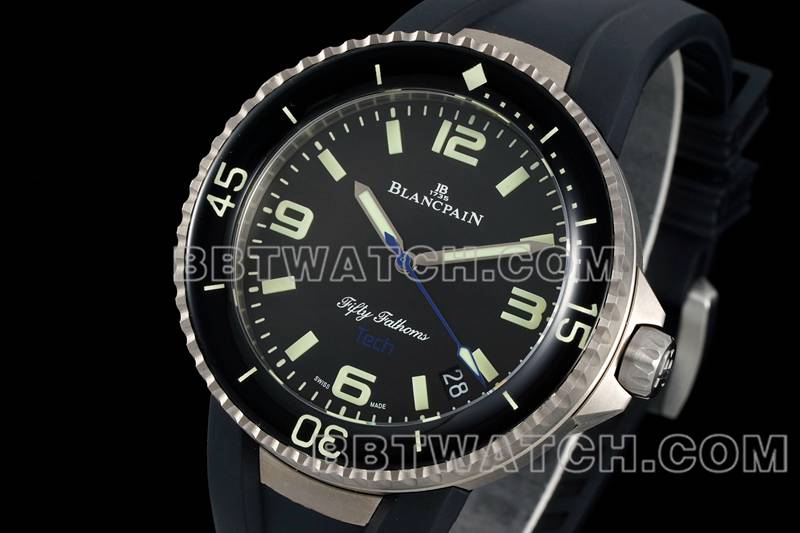 宝珀超级克隆手表五十噚黑盘蓝针钛金属机械黑色橡胶款正面实拍图