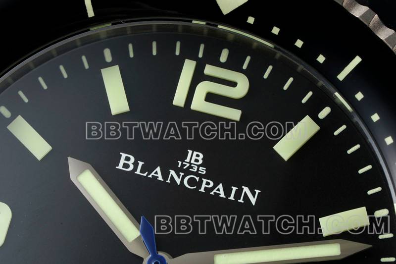 宝珀超级克隆手表五十噚黑盘蓝针钛金属机械黑色橡胶款正面实拍图