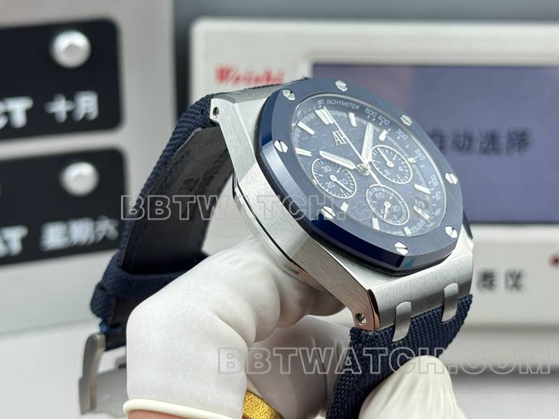 爱彼1:1复刻手表LS厂皇家橡树离岸型43MM蓝盘计时机械橡胶款26420侧面实拍图