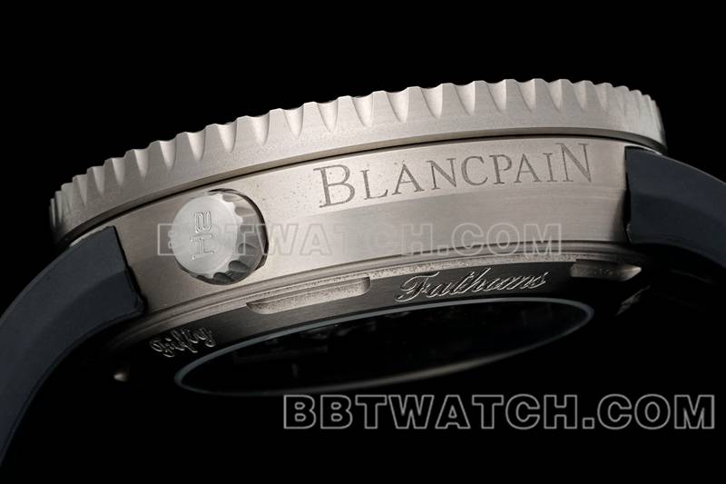 宝珀超级克隆手表五十噚黑盘蓝针钛金属机械黑色橡胶款侧面实拍图