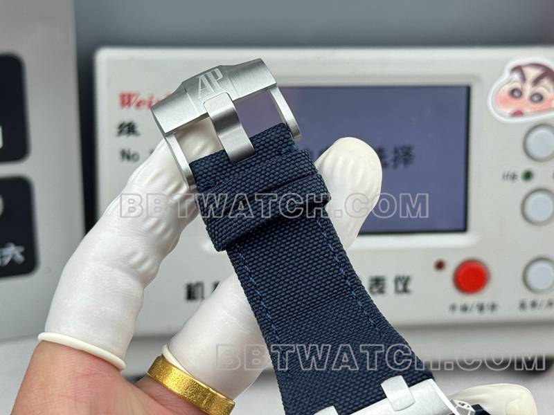 爱彼1:1复刻手表LS厂皇家橡树离岸型43MM蓝盘计时机械橡胶款26420表带实拍图