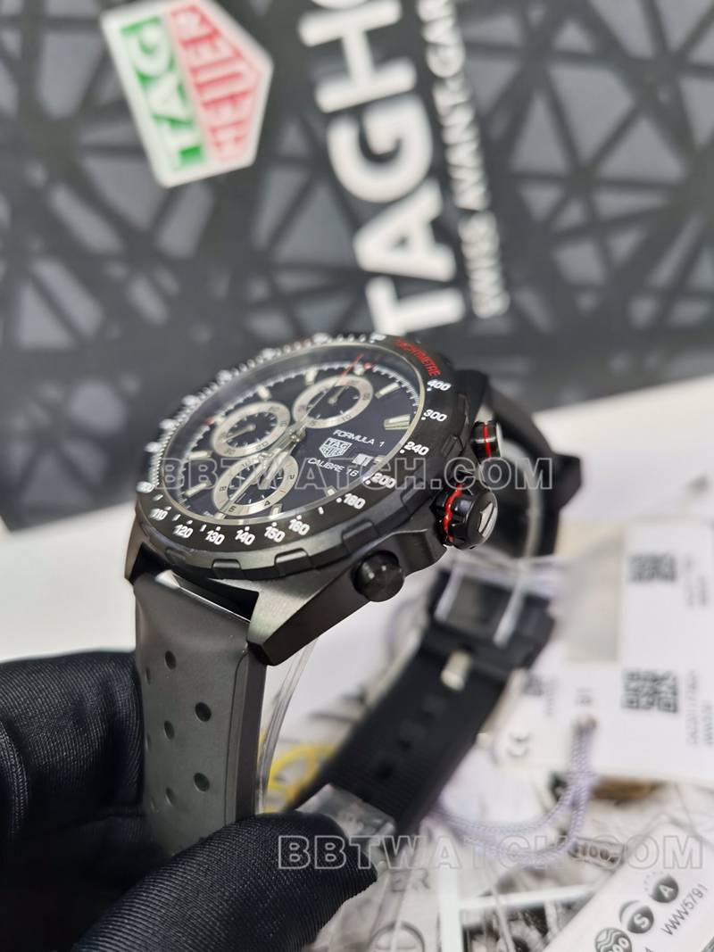 泰格豪雅最优复刻手表F1黑盘黑壳44mm计时机械橡胶款侧面实拍图