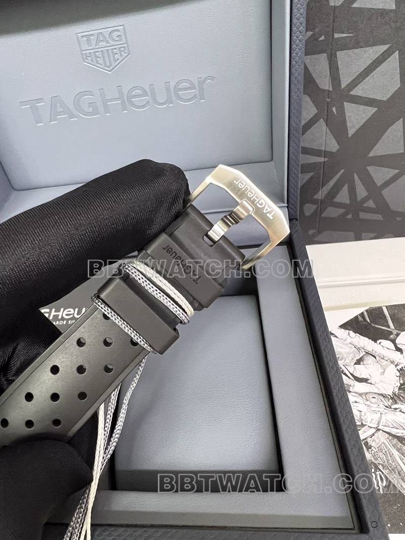 泰格豪雅最优复刻手表F1黑盘黑壳44mm计时机械橡胶款表带实拍图