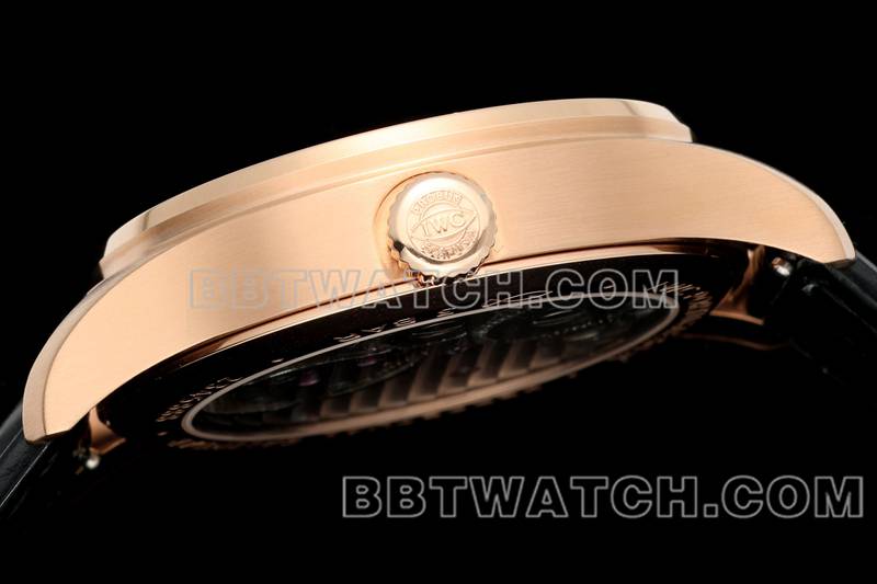 万国1:1复刻手表RMS厂葡萄牙黑盘玫瑰金陀飞轮机械皮带款侧面实拍图