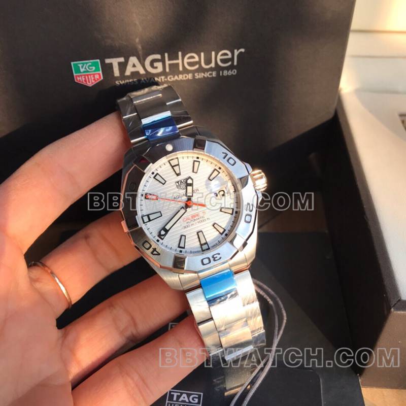 泰格豪雅顶级复刻手表竞潜41mm白盘橙针机械钢带款正面实拍图