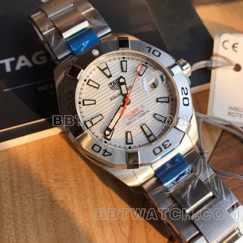 泰格豪雅顶级复刻手表竞潜41mm白盘橙针机械钢带款正面实拍图