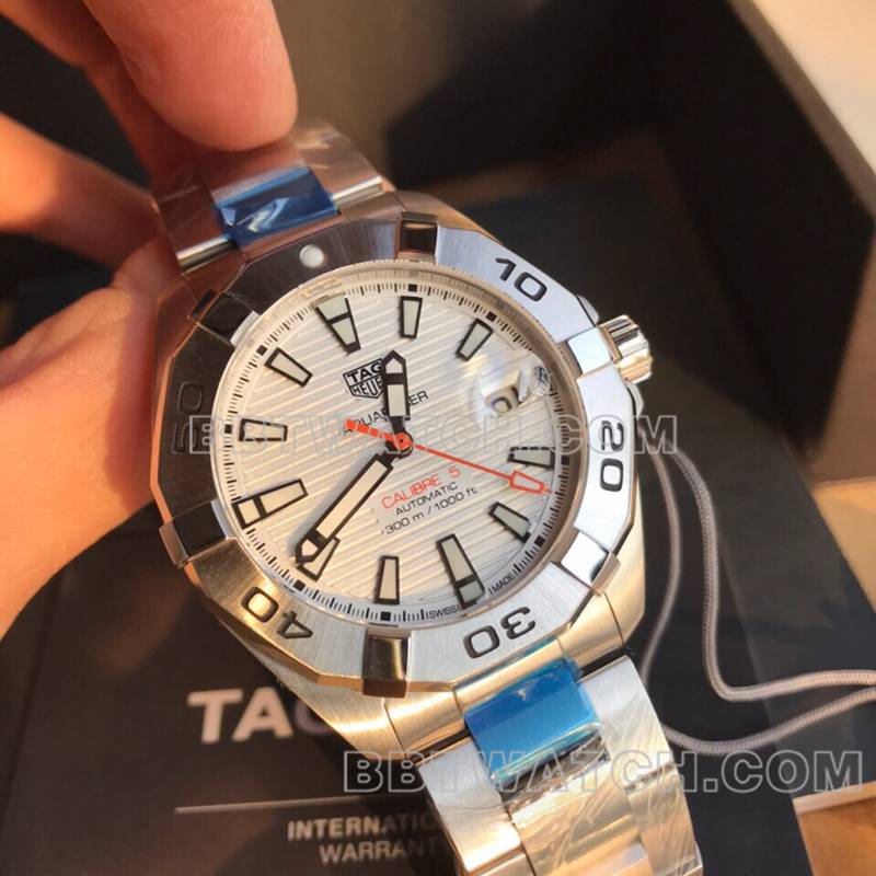 泰格豪雅顶级复刻手表竞潜41mm白盘橙针机械钢带款正面实拍图