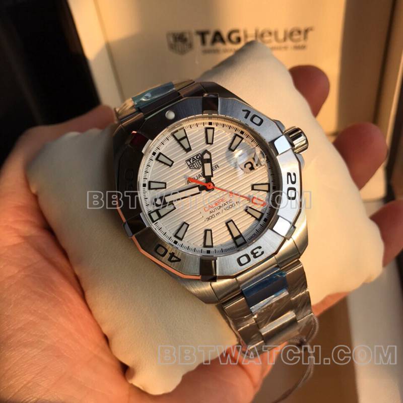 泰格豪雅顶级复刻手表竞潜41mm白盘橙针机械钢带款正面实拍图