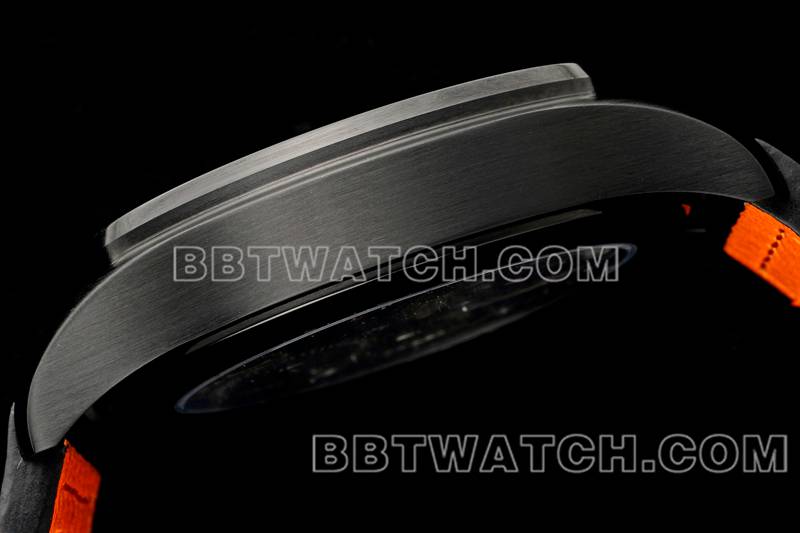 万国最优复刻手表RMS厂飞行员白盘黑壳陀飞轮机械皮带款侧面实拍图