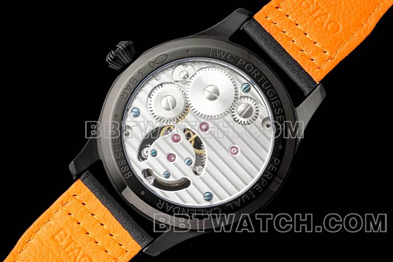 万国最优复刻手表RMS厂飞行员白盘黑壳陀飞轮机械皮带款背面实拍图