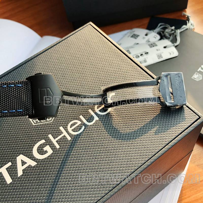 泰格豪雅最优复刻手表竞潜黑盘碳纤维41mm机械皮带款表扣实拍图