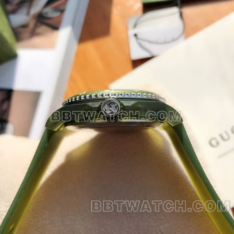 古驰超级克隆手表40mm绿盘SW200机械机芯橡胶款侧面实拍图
