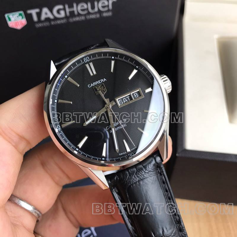 泰格豪雅1:1复刻手表卡莱拉黑盘双日历机械皮带款正面实拍图