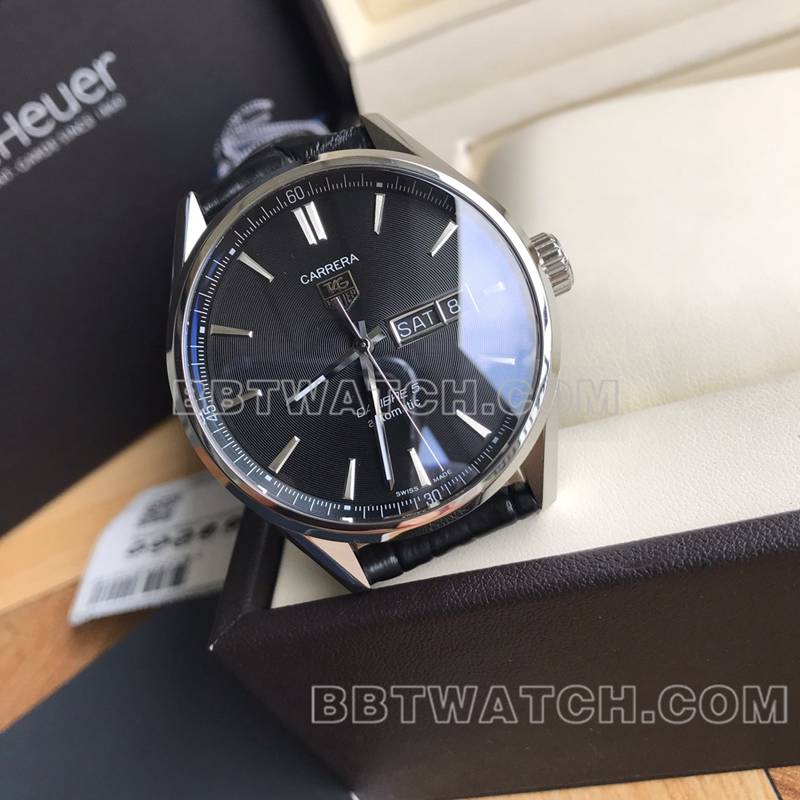 泰格豪雅1:1复刻手表卡莱拉黑盘双日历机械皮带款正面实拍图