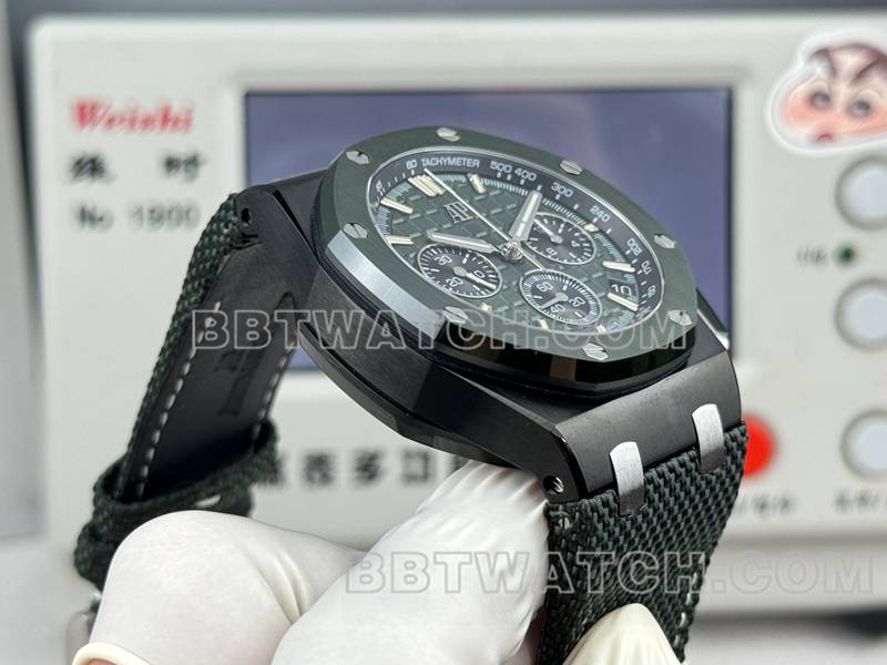 爱彼超级克隆手表LS厂皇家橡树离岸型43MM绿盘计时机械橡胶款26420侧面实拍图