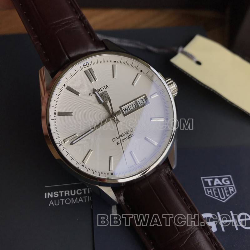 泰格豪雅超级克隆手表卡莱拉白盘银针双日历机械皮带款正面实拍图