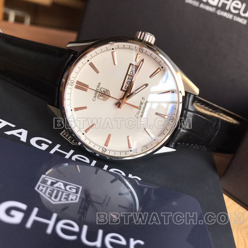 泰格豪雅最佳复刻手表卡莱拉白盘金针双日历机械皮带款正面实拍图