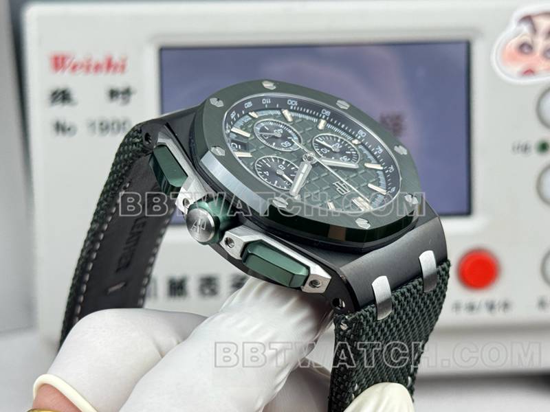 爱彼超级克隆手表LS厂皇家橡树离岸型43MM绿盘计时机械橡胶款26420侧面实拍图