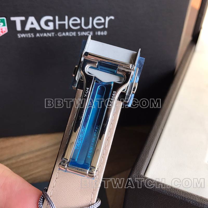 泰格豪雅最佳复刻手表卡莱拉白盘金针双日历机械皮带款表扣实拍图