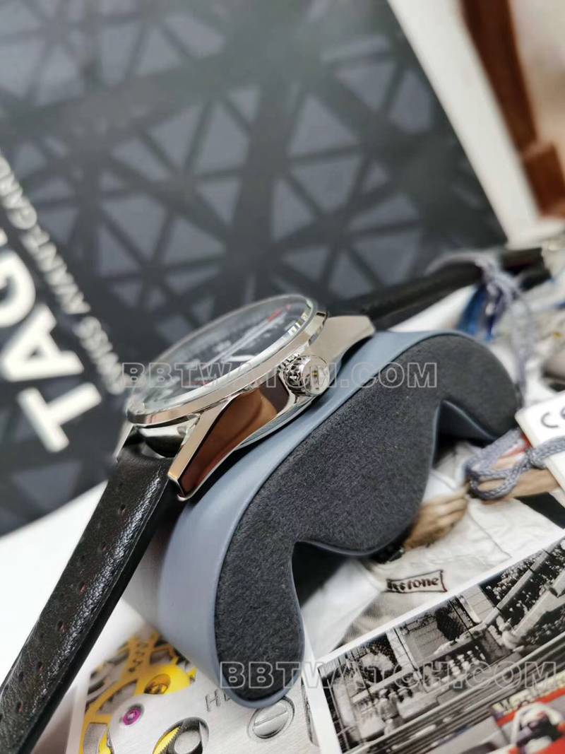 泰格豪雅1:1复刻手表卡莱拉黑盘43mm机械皮带款侧面实拍图