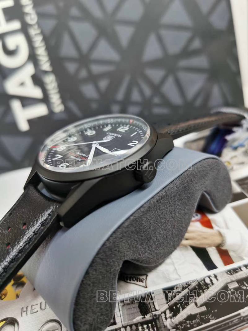 泰格豪雅超级克隆手表卡莱拉黑盘黑壳43mm机械皮带款侧面实拍图