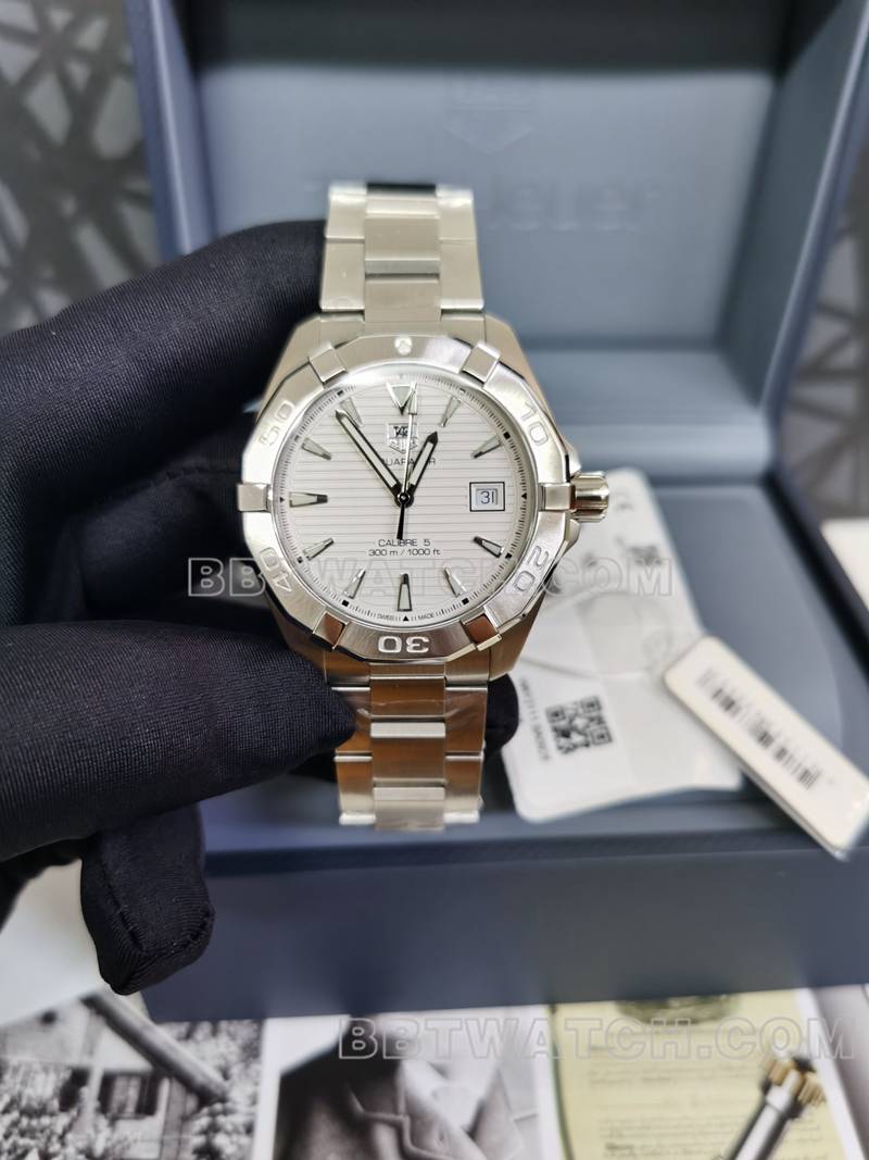 泰格豪雅最佳复刻手表竞潜条纹白盘40.5mm机械钢带款正面实拍图