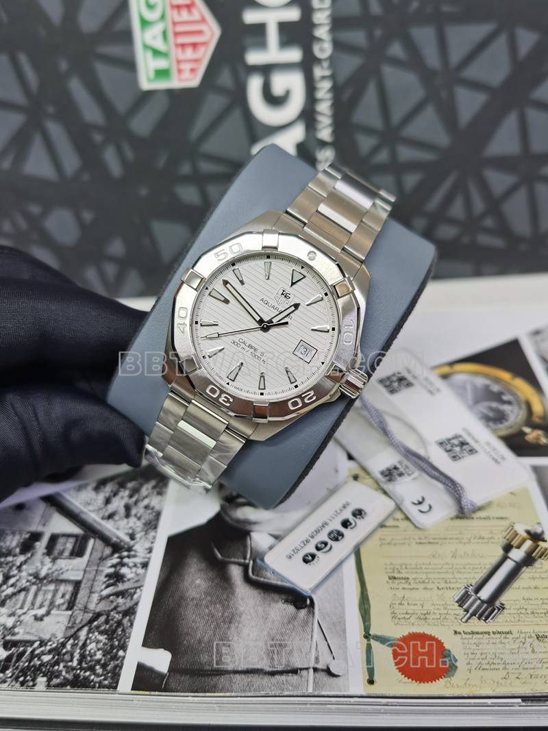 泰格豪雅最佳复刻手表竞潜条纹白盘40.5mm机械钢带款正面实拍图