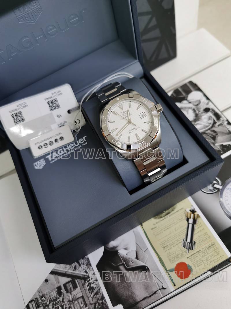 泰格豪雅最佳复刻手表竞潜条纹白盘40.5mm机械钢带款正面实拍图