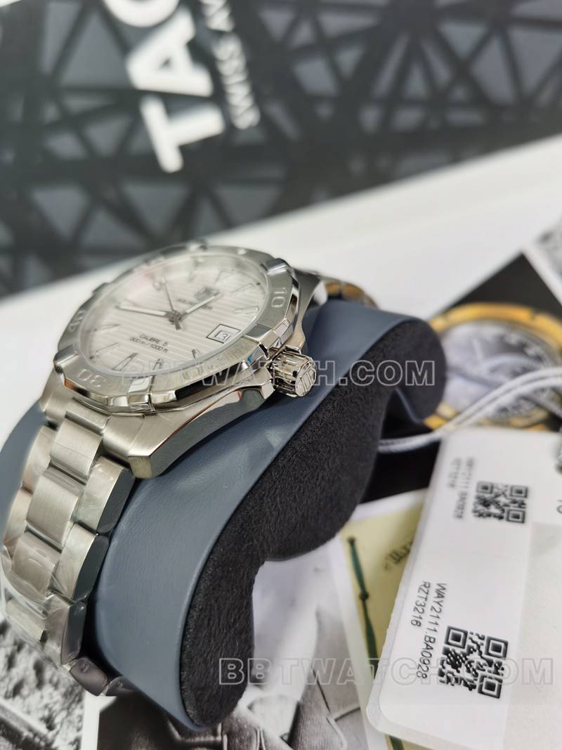 泰格豪雅最佳复刻手表竞潜条纹白盘40.5mm机械钢带款侧面实拍图