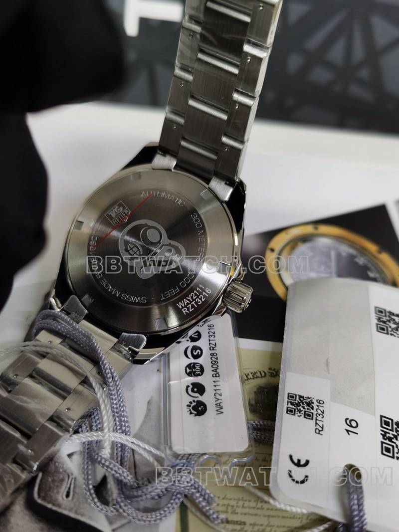 泰格豪雅最佳复刻手表竞潜条纹白盘40.5mm机械钢带款背面实拍图