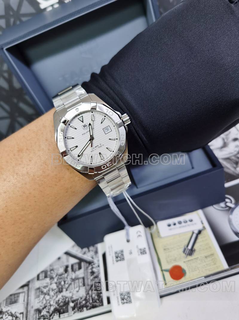 泰格豪雅最佳复刻手表竞潜条纹白盘40.5mm机械钢带款正面实拍图