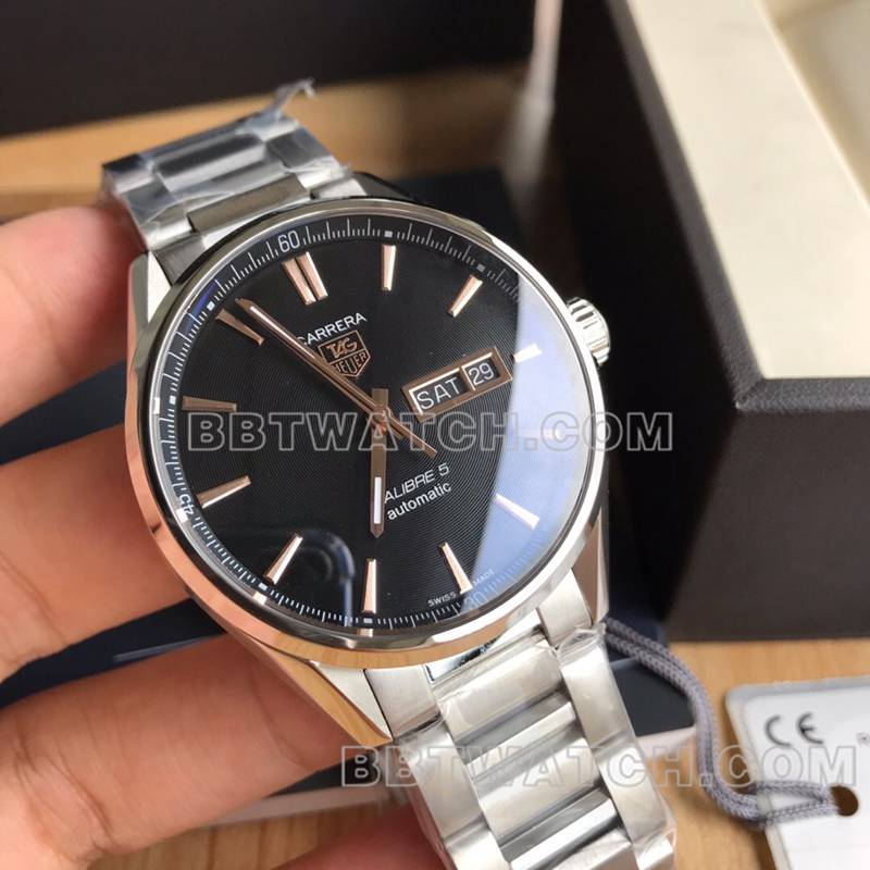 泰格豪雅1:1复刻手表原单卡莱拉黑盘金针双日历机械棕色钢带款正面实拍图