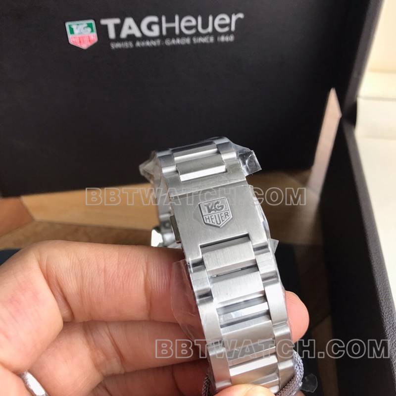 泰格豪雅1:1复刻手表原单卡莱拉黑盘金针双日历机械棕色钢带款表带实拍图