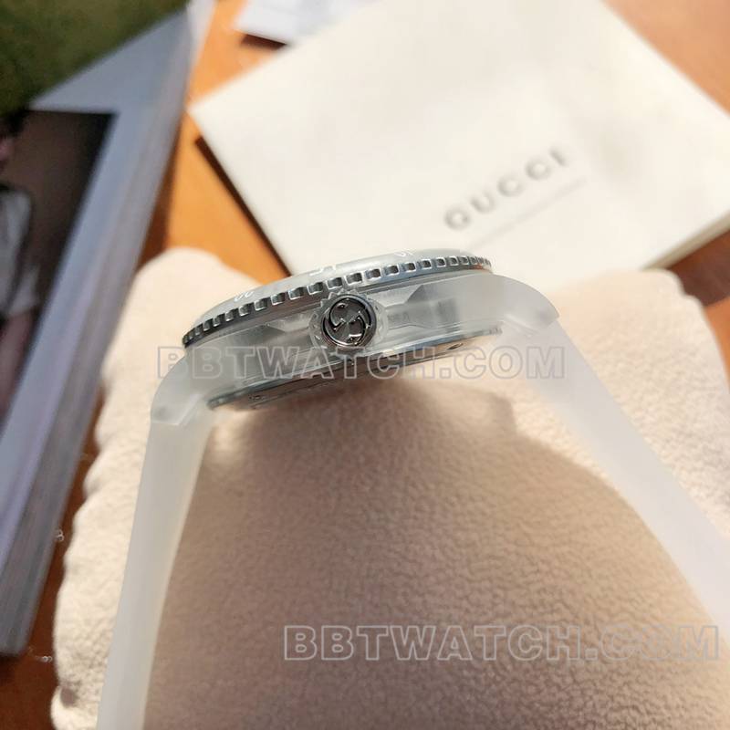 古驰最佳复刻手表40mm灰盘SW200机械机芯橡胶款侧面实拍图