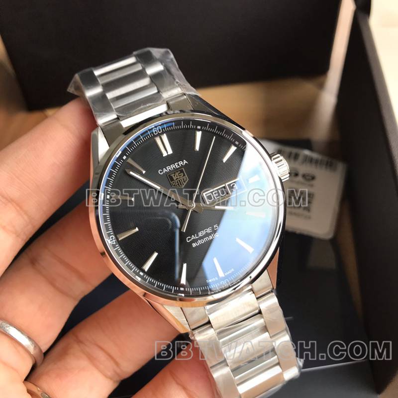 泰格豪雅最佳复刻手表原单卡莱拉黑盘双日历机械钢带款正面实拍图