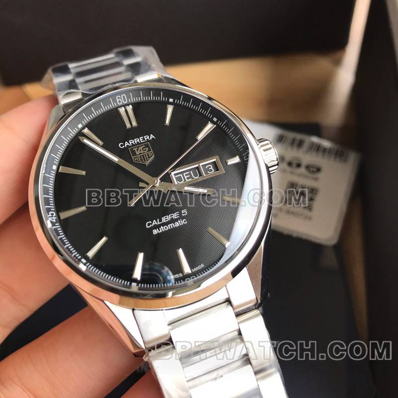 泰格豪雅最佳复刻手表原单卡莱拉黑盘双日历机械钢带款正面实拍图