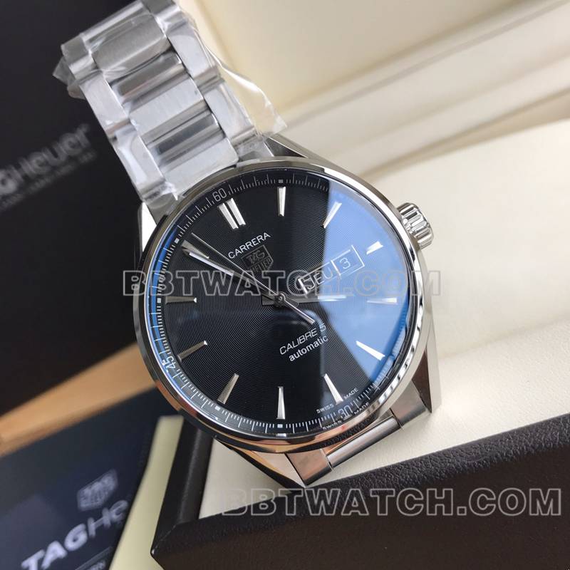 泰格豪雅最佳复刻手表原单卡莱拉黑盘双日历机械钢带款正面实拍图