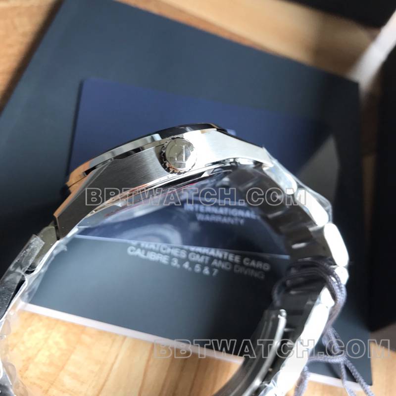 泰格豪雅最佳复刻手表原单卡莱拉黑盘双日历机械钢带款侧面实拍图