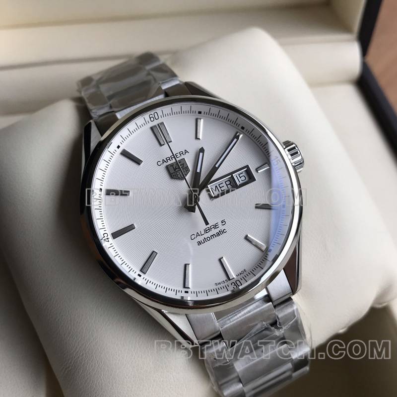 泰格豪雅顶级复刻手表原单卡莱拉白盘双日历机械钢带款正面实拍图