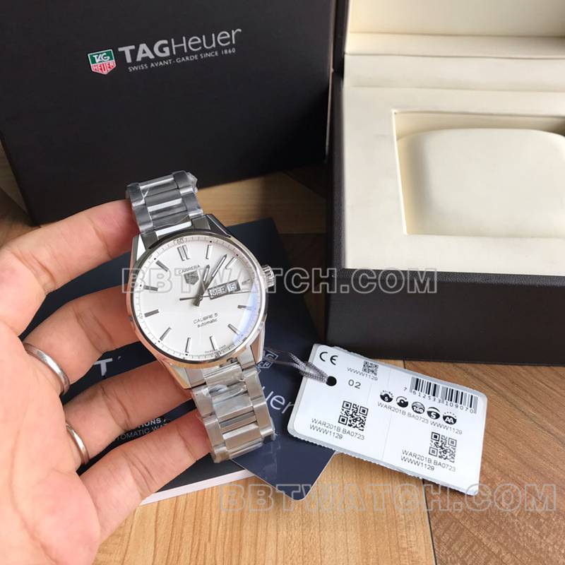 泰格豪雅顶级复刻手表原单卡莱拉白盘双日历机械钢带款正面实拍图