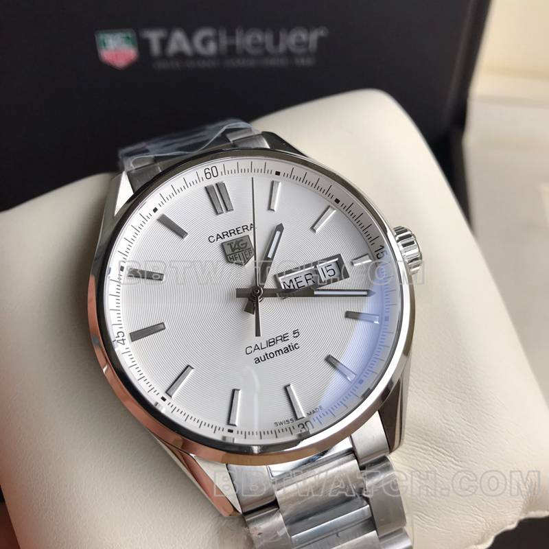 泰格豪雅顶级复刻手表原单卡莱拉白盘双日历机械钢带款正面实拍图