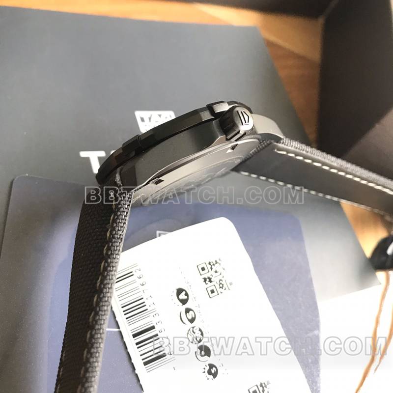 泰格豪雅1:1复刻手表原单竞潜黑盘黑壳机械黑色皮带款侧面实拍图