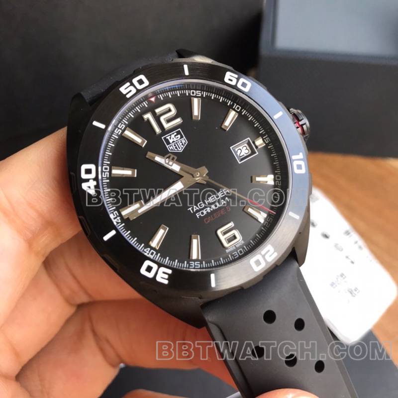 泰格豪雅顶级复刻手表F1黑盘41mm机械橡胶款正面实拍图