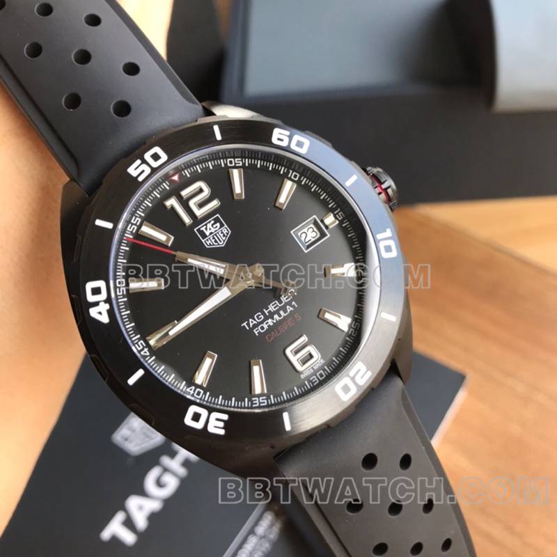 泰格豪雅顶级复刻手表F1黑盘41mm机械橡胶款正面实拍图