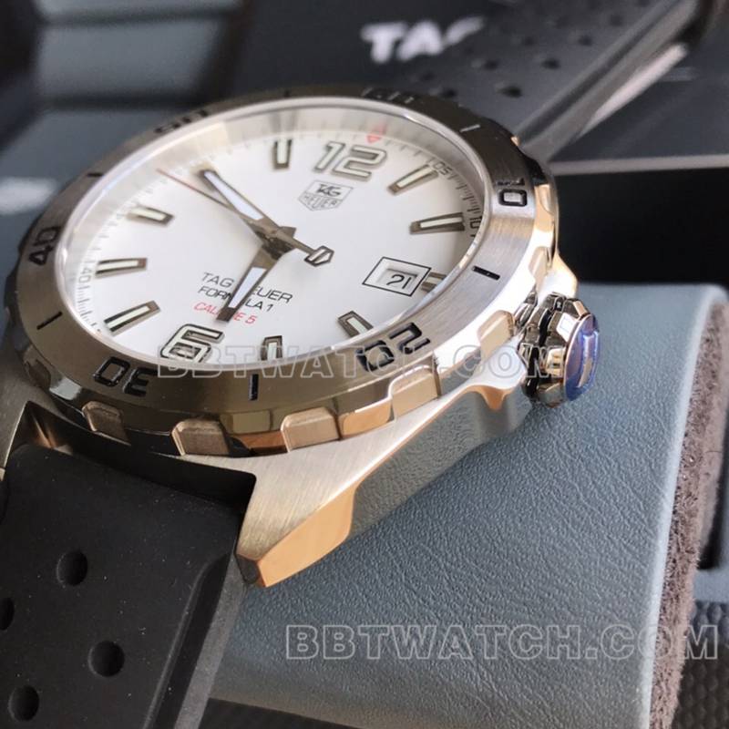 泰格豪雅最优复刻手表F1白盘41mm机械橡胶款侧面实拍图