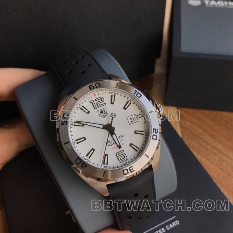 泰格豪雅最优复刻手表F1白盘41mm机械橡胶款正面实拍图