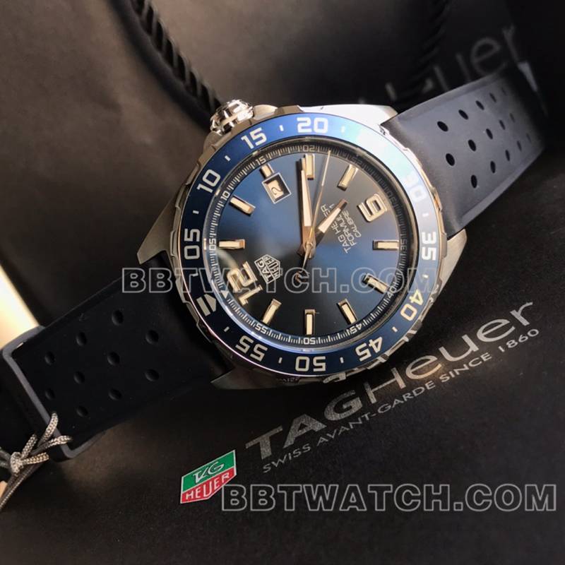 泰格豪雅1:1复刻手表F1蓝盘43mm机械橡胶款正面实拍图
