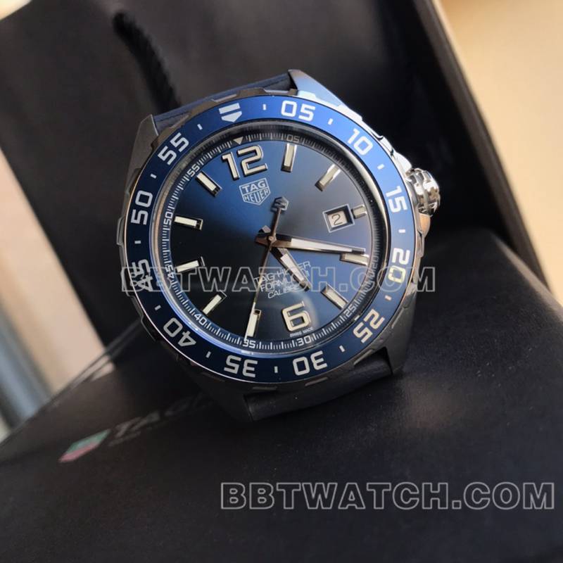泰格豪雅1:1复刻手表F1蓝盘43mm机械橡胶款正面实拍图