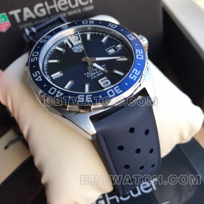 泰格豪雅1:1复刻手表F1蓝盘43mm机械橡胶款正面实拍图